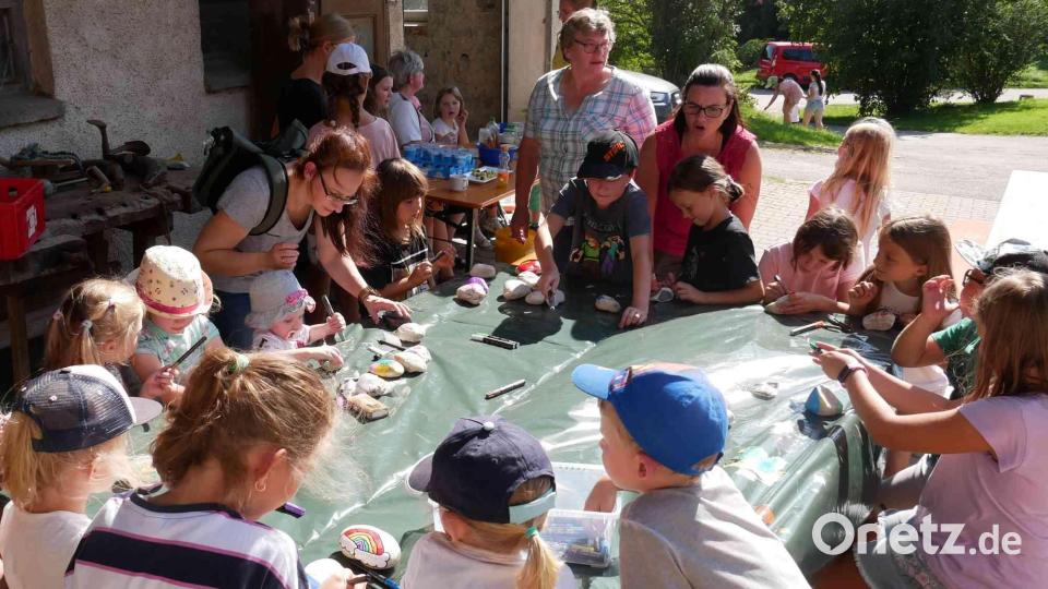 Mächtig Spaß macht den Mädels und Jungs das Anmalen der Steine. Bild: gz