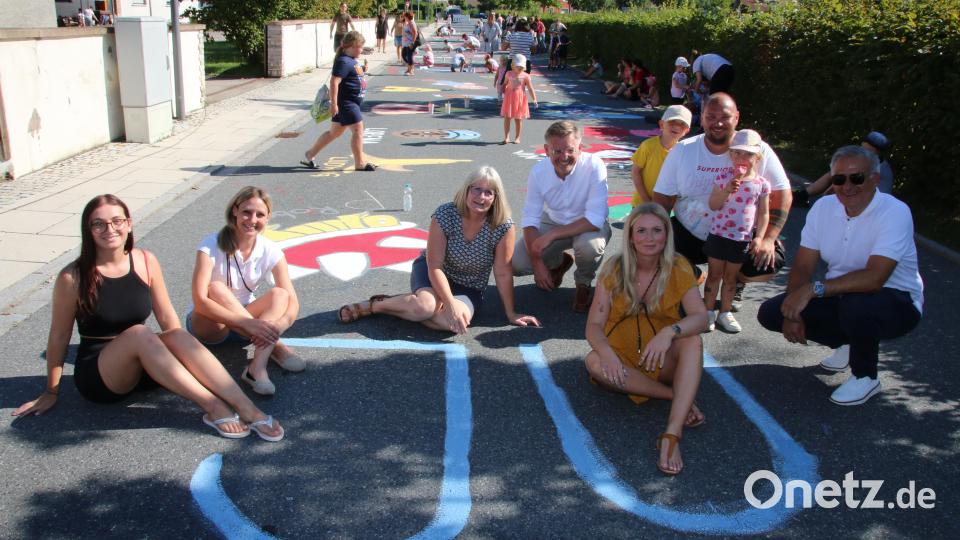 Vorzeichnerin Milena Wegmann, Eisverkäuferin Stefanie Dippl, Vorzeichnerin Anita Heßler, Eisverkäufer Tobias Reiß, Organisatorin Christina Römisch, JU-Ortsvorsitzender Florian Placzek und Eisverkäufer Roland Grillmeier (von links) veranstalteten für die Kinder einen tollen Nachmittag. Bild: sne