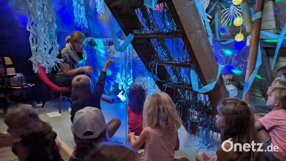 Wie im Wasser fühlten sich die Kinder bei der Lesestunde am Dachboden im Rathaus in Plößberg. Die Frauen des Büchereiteams bereiteten alles passend zur Geschichte um Quentin Qualle vor. Bild: Tina Zeitler/ exb