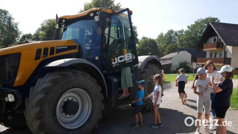 Jeder will auf dem Traktor von Thomas Kleber mitfahren. Bild: gz