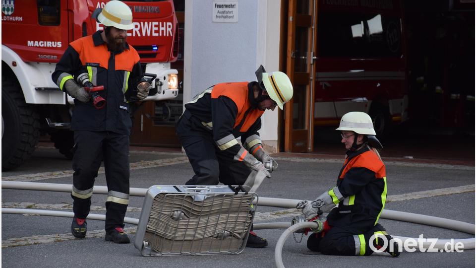 Beim Aufbau einer Druckleitung vom Verteiler zur Einsatzstelle ist Zusammenarbeit gefragt. Bild: fla