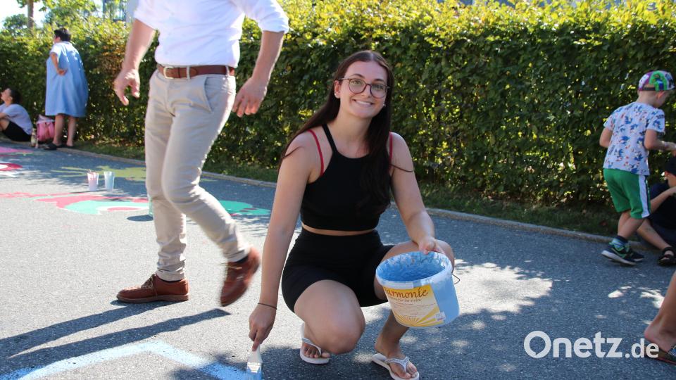 Milena Wegmann malte für die Kinder Motive vor. Bild: sne