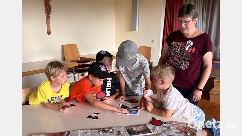 Ein Bilderpuzzle zusammensetzen: Das war eine der Aufgaben für die jungen Teilnehmer beim Detektiv-Training der Pfarrbücherei Immenreuth im Ferienprogramm. Bild: Pfarrbücherei Immenreuth/exb