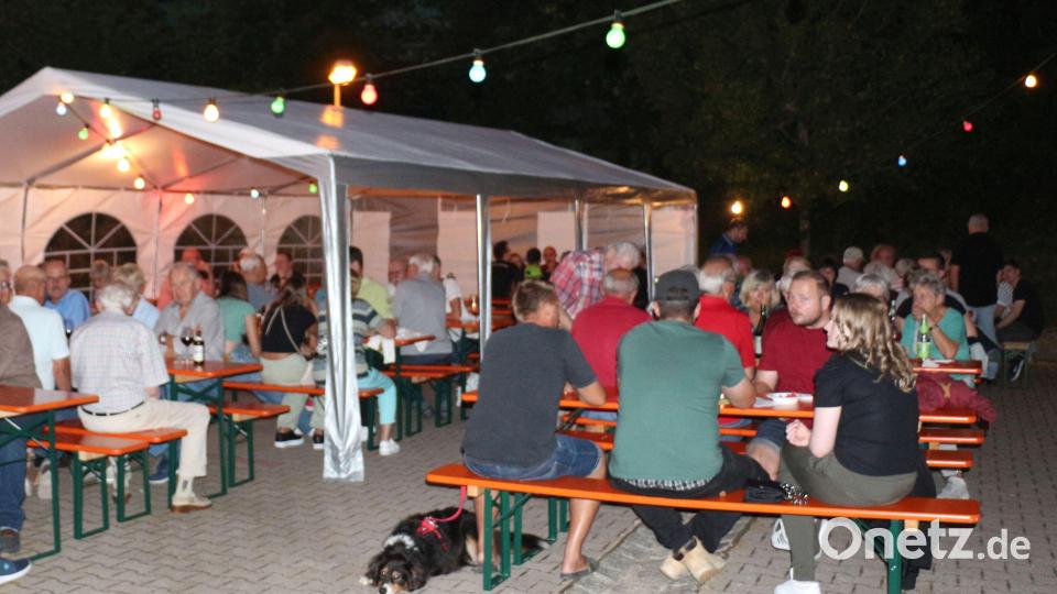 Die Plätze waren bald gut gefüllt. Wer den Weg zum Weinfest gefunden hatte, wollte gar nicht mehr heim gehen. Bild: rpp