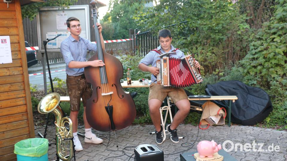 Sebastian Plößner und Maxi Miedel spielten den Gästen zünftig auf und sorgten mit ihrer schönen Musik für eine tolle Festatmosphäre. Bild: rpp