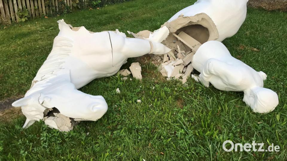 Das Merkel-Standbild vor dem Tempelmuseum in Etsdorf ist zerborsten. Bild: Wilhelm Koch