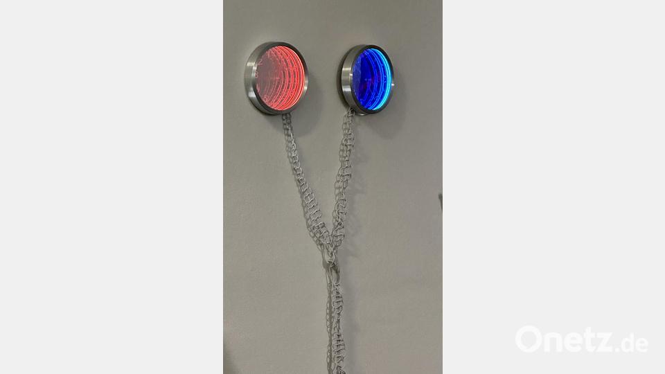 Johanna Strobel &quot;False Friends&quot;, 2021,
Acrylspiegel, Aluminium, Uhrwerke (mit und gegen den Uhrzeigersinn), LEDs, USB Verlängerungskabel, Zeitschaltuhr Bild: Bezirk Oberpfalz/Anette Menke/exb