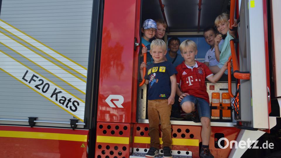 Eine Runde mit dem Feuerwehrauto fahren begeistert die Kinder beim Ferienprogramm in Moosbach. Bild: gi