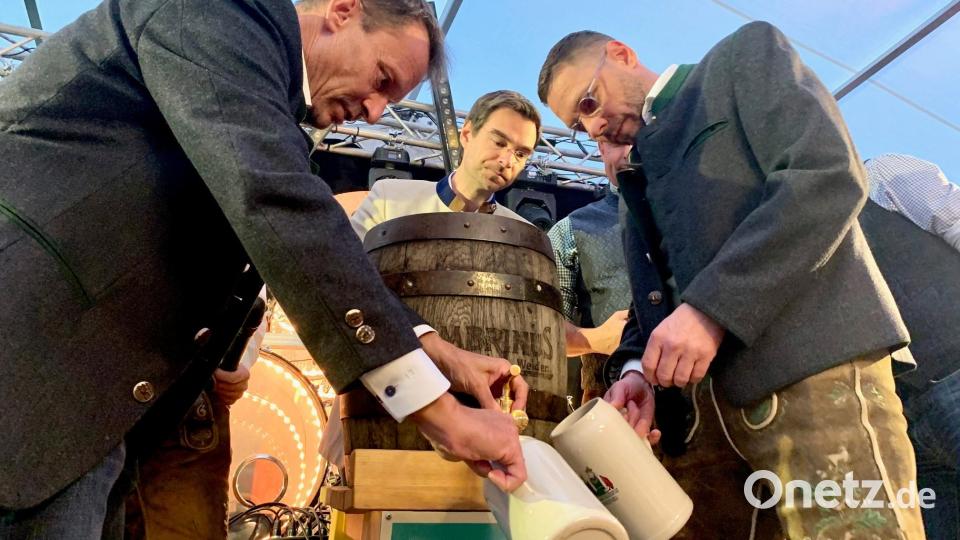 Nach nur einem Schlag von Oberbürgermeister Jens Meyer (links) lief Bier aus dem Fass der Gambrinus-Brauerei. Steffen Hartmann (rechts), Geschäftsführer der Gambrinus-Brauerei, und der Landtagsabgeordnete Stephan Oetzinger (Mitte) halfen beim Zapfen fleißig mit. Bild: Gabi Schönberger