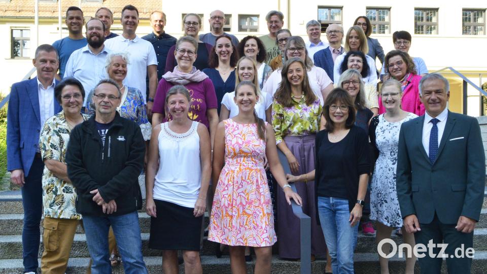 Das Lehrerkollegium mit Schulleiter Tobias Böhm (links) und Landrat Roland Grillmeier (rechts). Bild: zch