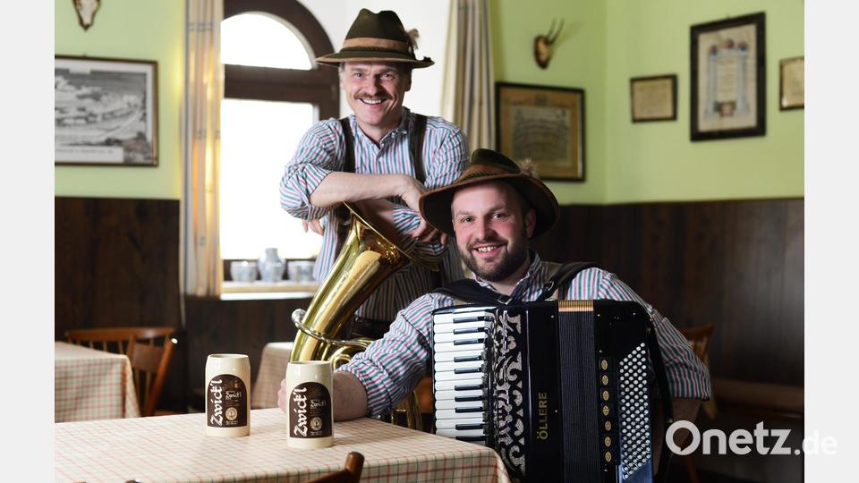 Garant für Gaudi: &quot;Die zwoa Schneidig&#039;n&quot; aus dem Landkreis Neustadt/WN. Bild: Kraus Harald/exb
