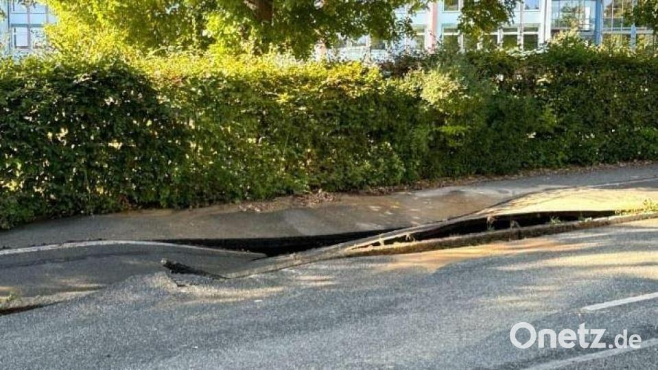 Wasserrohrbruch in Amberg: So sah es am Mittwochnachmittag in der Dr.-Filchner-Straße aus, wo der Schaden zuerst bemerkt wurde. Die genaue Ursache ist noch unklar. Bild: Karoline Gajeck-Scheuck