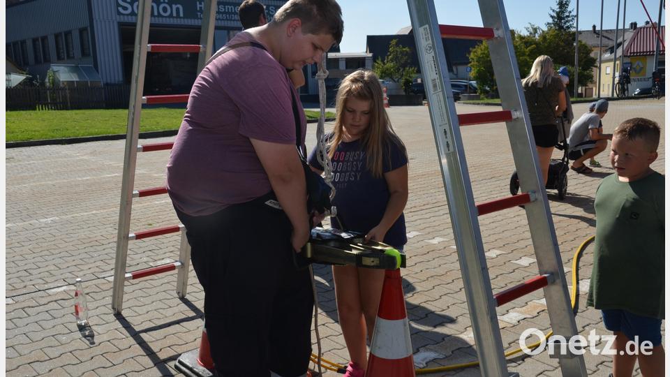 Den Tennisball per Rettungsspreizer von einer Pylone zur anderen zu transportieren, ist gar nicht so einfach. Bild: dob