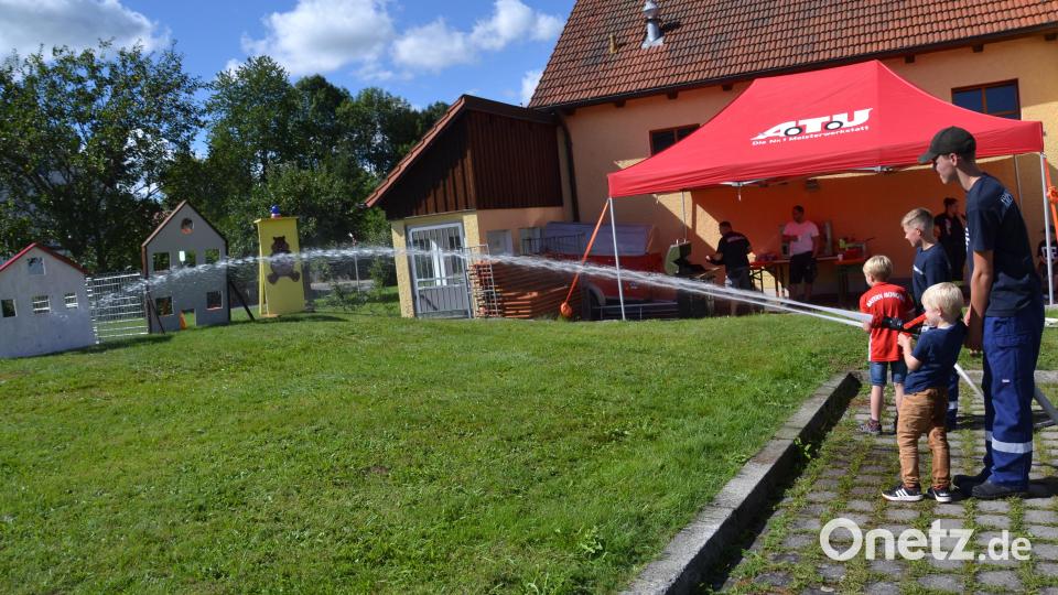 Beim Zielspritzen auf die Häuser beziehungsweise auf den Hamster sind die Mädchen und Jungen voll dabei. Bild: gi