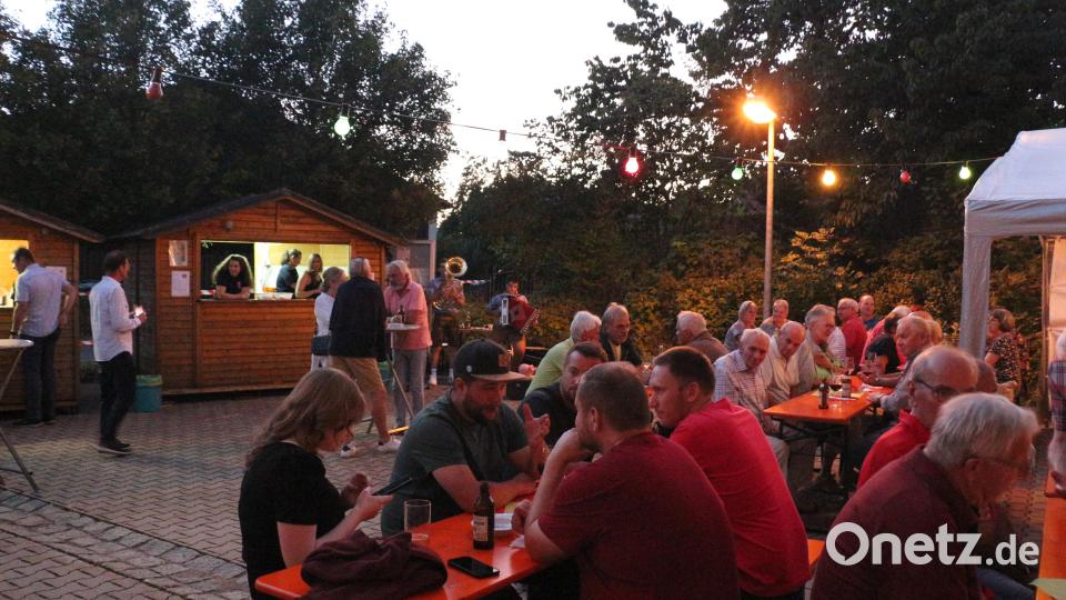 Die Plätze waren bald gut gefüllt. Wer den Weg zum Weinfest gefunden hatte, wollte gar nicht mehr heim gehen. Bild: rpp