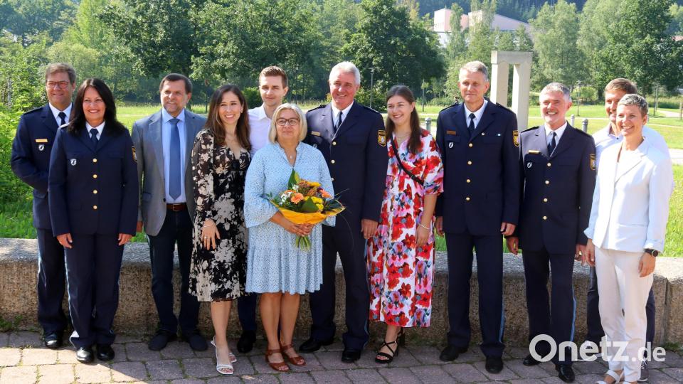 Der scheidende Seminarleiter mit Familienangehörigen, Kollegen und Gästen: (von links) Polizeioberrat Oliver Mignon, Polizeihauptkommissarin Daniela Weidner-Kainz, Zweiter Bürgermeister Günter Koller, Eliana Fleischmann, Florian Fleischmann, Sonja Fleischmann, Josef Fleischmann, Katja Fleischmann, Leitender Polizeidirektor Matthias Messer, Polizeidirektor Roland Gaßner, Erster Polizeihauptkommissar Stephan Wegerer und Polizeihauptmeisterin Sandra Wilfer. Bild: mfh