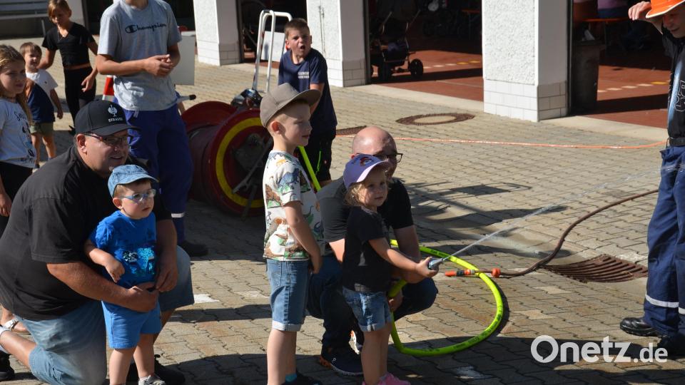 Mit Papas Hilfe wird der Brand am Haus per Kübelspritze gelöscht. Bild: dob