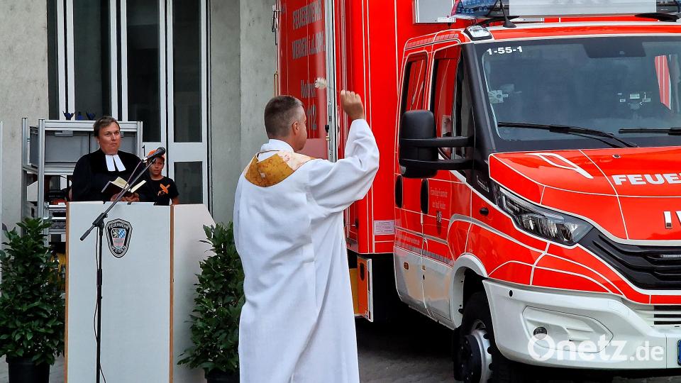 Der neue Gerätewagen erhält den Segen. Bild: R. Kreuzer