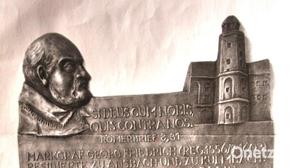 Das Bronzerelief erinnert an Markgraf Georg Friedrich und den Bau des Schlossturms in den Jahren 1565 bis 1567. Bild: ds