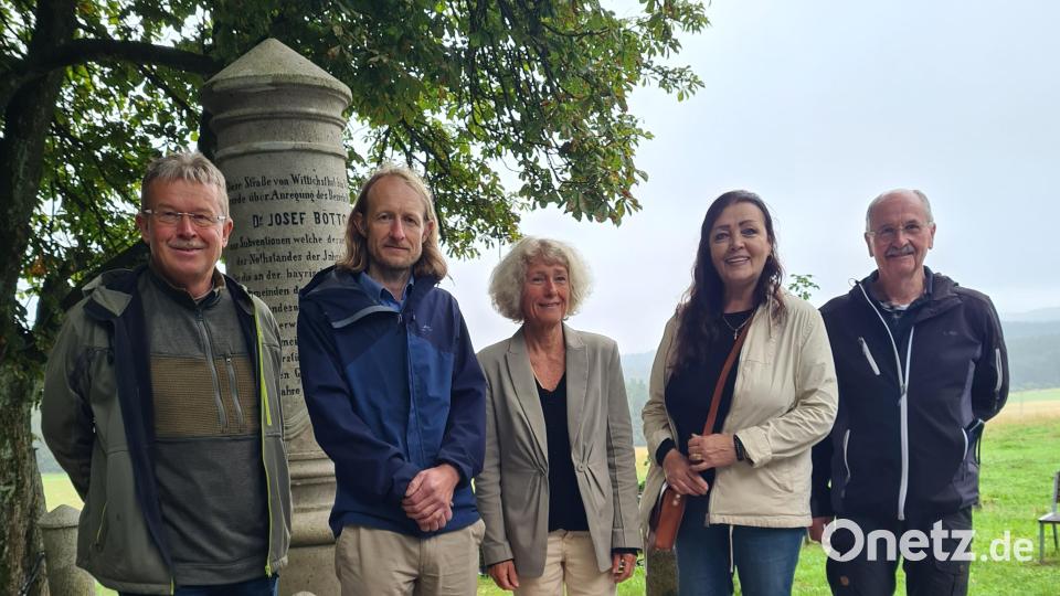 Alfred Wolf vom Verein Via Carolina,
Dr. Tomáš Peckert vom Naturpark Český les, Dr. Iris Eberl vom VLAB, 
Bürgermeisterin Dana Lesak aus Obora und
Edgar Zwerenz vom VLAB befürchten massive negative Auswirkungen durch den Bau von Windkraftanlagen entlang der Grenze. Bild: Johannes Bradtka/exb