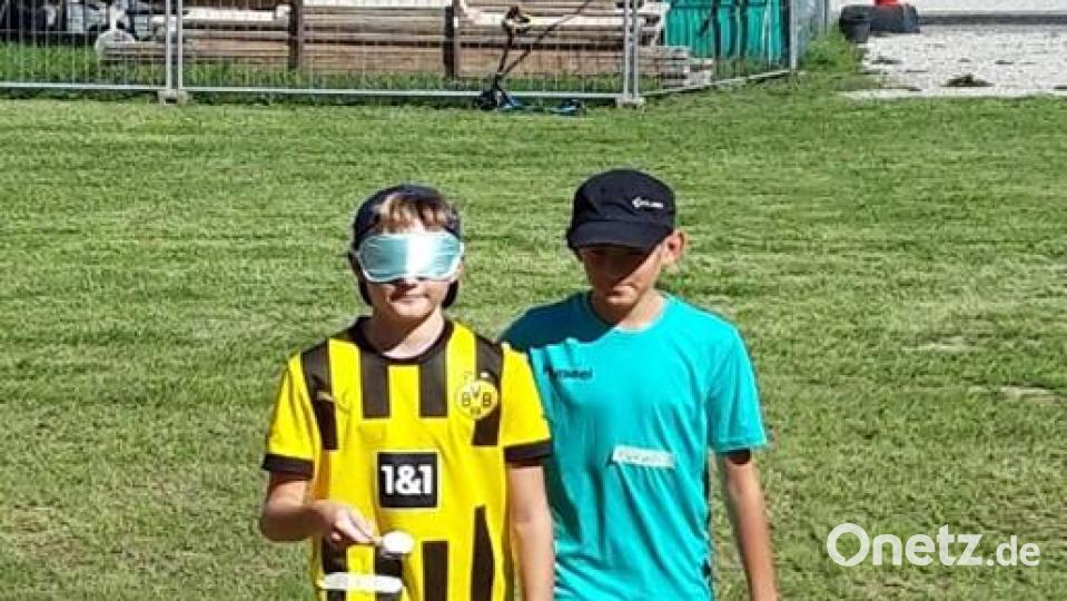 Auf dem Bild sind Moritz und Ferdi beim Eierlauf mit verbundenen Augen zum Thema Vertrauen Bild: Alexandra Mark-Sischka/exb