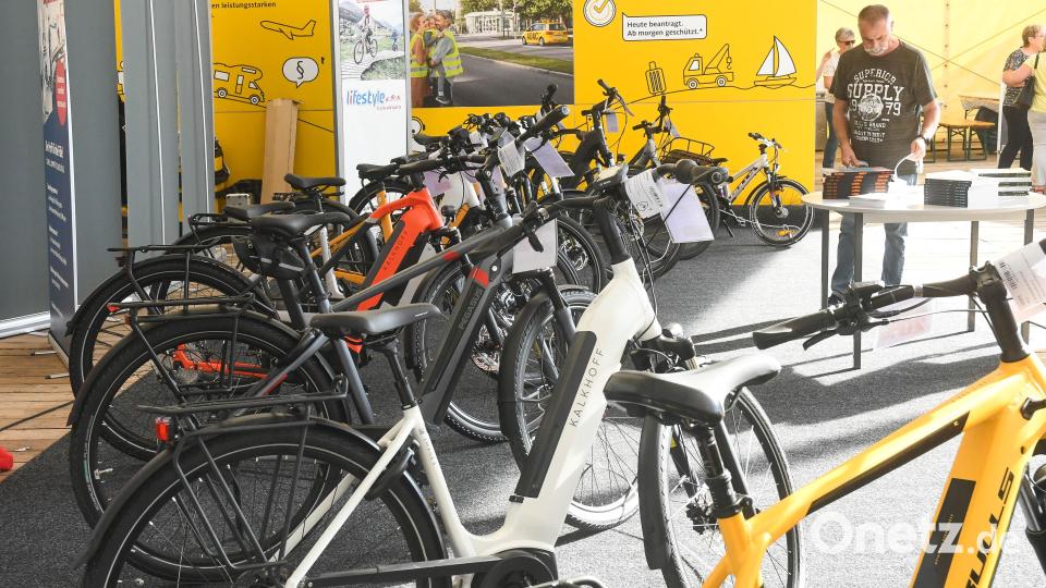 Auch in diesem Jahr können Besucher in einem separaten Zelt die Verbrauchermesse besuchen. Dort sind verschiedenste Aussteller zu Gast – vom Fahrradhersteller bis zum Schmuckverkäufer. Bild: Gabi Schönberger