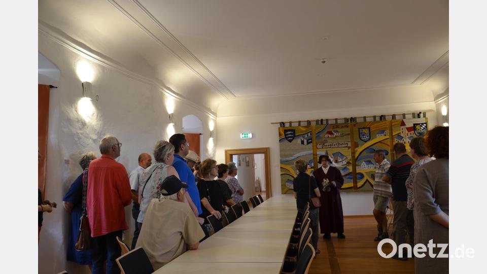 Die beiden Schlossführer Helene Rolle und Peter Garreiss führten am Tag des offenen Denkmals im Schloss Burgtreswitz in historischen Gewändern zahlreiche Besucher durch das über 800 Jahre alte Baudenkmal. Hier im Saal. Bild: gi