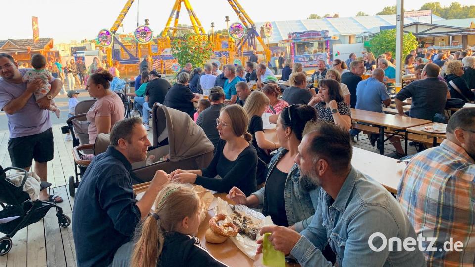 Der Biergarten war, anders als das Festzelt, gut besucht. Zahlreiche Besucher lassen sich in der Abendsonne eine Brotzeit schmecken. Bild: Gabi Schönberger