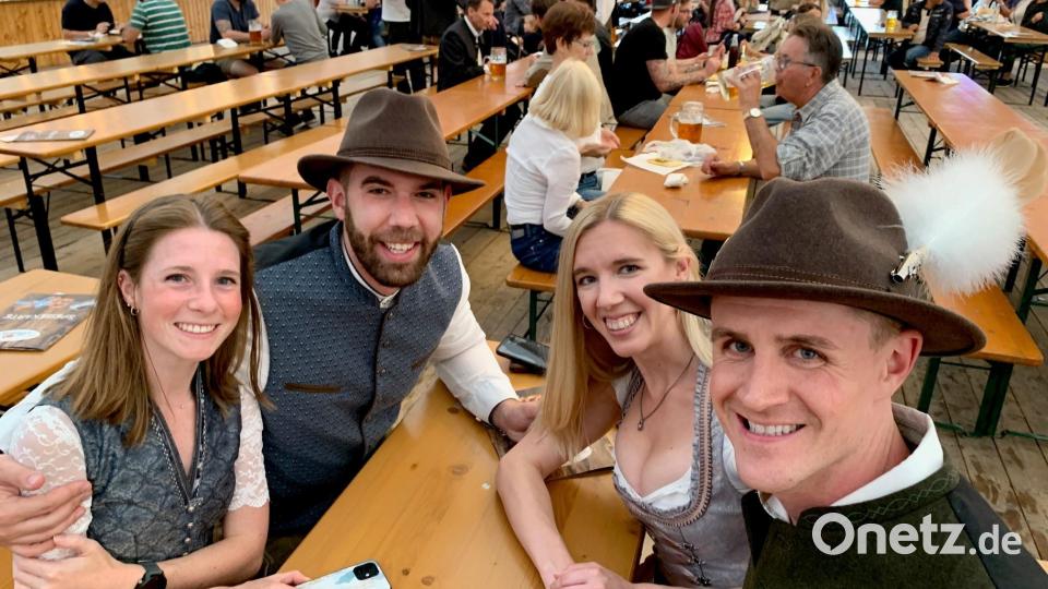 In großen Teilen war das Bierzelt recht leer, doch einige Besucher mit Tracht verirrten sich doch dorthin. Bild: zre