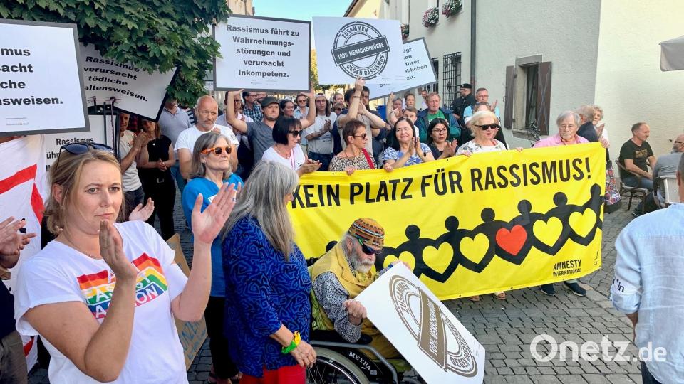 Mehr als 60 Gegendemonstranten postieren sich neben dem Alten Rathaus bei der Türlgasse. Bild: Gabi Schönberger