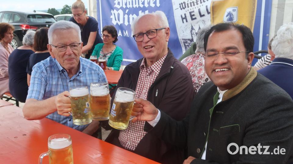 Die Geistlichkeit stößt auf den gelungenen Seniorentag an (von links): Pfarrer Josef Beer, Ebermannsdorf, Pfarrer Hans-Peter Heindl, Hahnbach, und Stadtpfarrer Pater Robin Xavier. Bild: rha