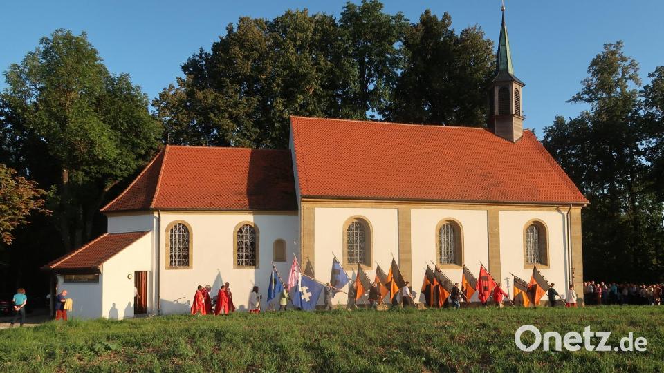 Seit Samstag und noch bis einschließlich Sonntag wird das Bergfest in Axtheid-Berg bei Vilseck gefeiert. Hauptfesttag ist dabei der 14. September – das Fest Kreuzerhöhung. 13 Fahnenabordnungen von Kolping, KAB und MMC zogen zusammen mit den Priestern am Donnerstag in die Bergkirche ein und feierten dort das Patroziniumsfest. Bild: rha