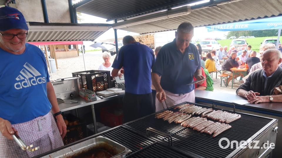 Nicht jeder hat Lust auf Süßes. Für viele Gäste legt die Grillmannschaft des Fußballvereins auch Bratwürste auf. Schnitzel und Currywurst gibt es bei der Wasserwacht nebenan. Bild: rha