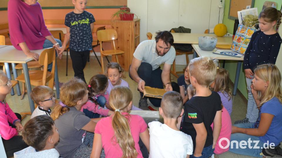 Das Papierschöpfen unter der Leitung des Umweltberaters Matthias Lexhaller begeistert die Ferienkids. Bild: gi