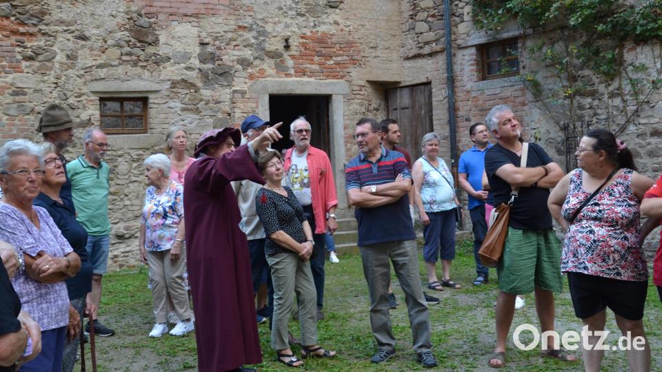 In historischen Gewändern werden zahlreiche Besucher durch das über 800 Jahre alte Baudenkmal geführt – hier machen sie Station im Schlosshof. Bild: gi