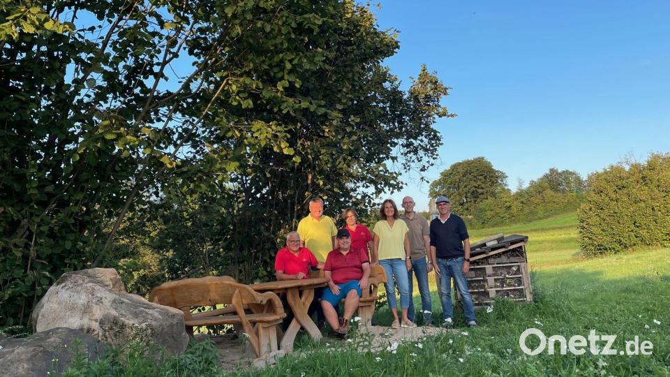 Initiatoren und Unterstützer des Naturlehrpfades: Von links Zweiter Bürgermeister Norbert Gradl, Stadt- und Kreisrat Günther Cermak, Thomas Pickel, Christine Nickl-Dötsch, Brigitte Bradl, Fraktionsvorsitzender Stadtrat Edmund Goß, Stadt- und Kreisrat sowie OV-Vorsitzender Peter Danninger. Bild: pad