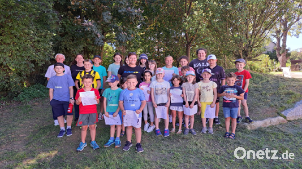 Gruppenfoto: die Teilnehmenden Kinder, 1. Bürgermeister Herr Peter König, die Jugendbeauftragte der Gemeinde Neusorg Frau Alexandra Mark-Sischka und Frau Theresa von SySTEP. Bild: Alexandra Mark-Sischka/exb