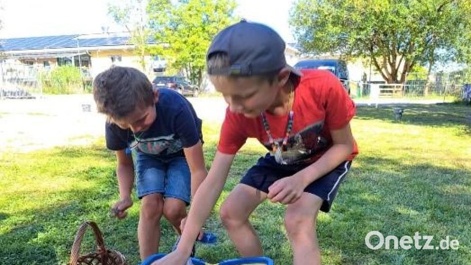 Fabian und Noah beim Spiel „Wäsche aufhängen“ auf Zeit Bild: Alexandra Mark-Sischka/exb