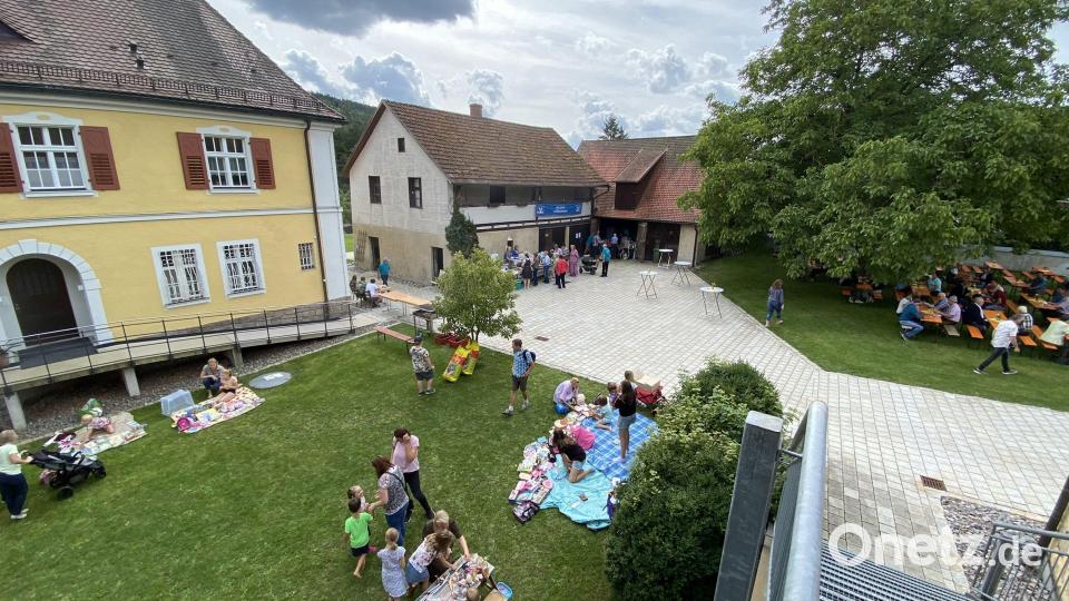 Im Pfarrhof und im benachbarten Garten herrschte am Sonntag ein Kommen und Gehen. Bild: gri