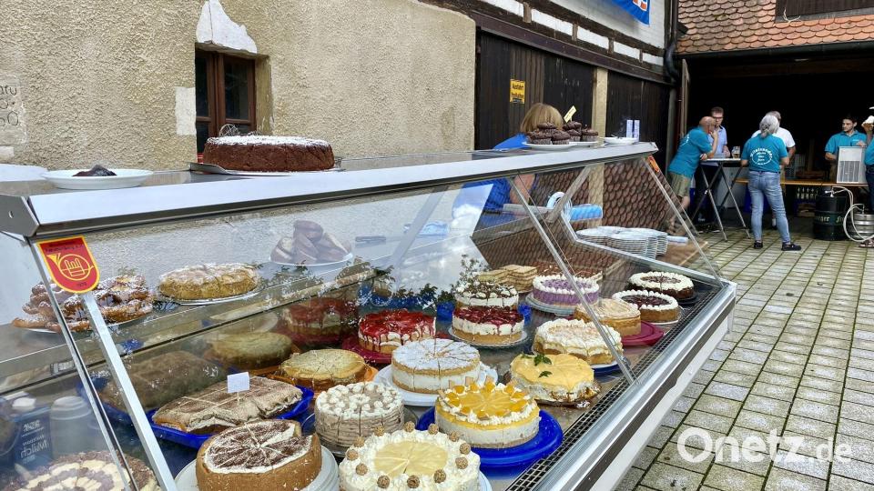 Die Torten- und Kuchentheke war beim Wutschdorfer Pfarrfest gut bestückt. Bild: gri