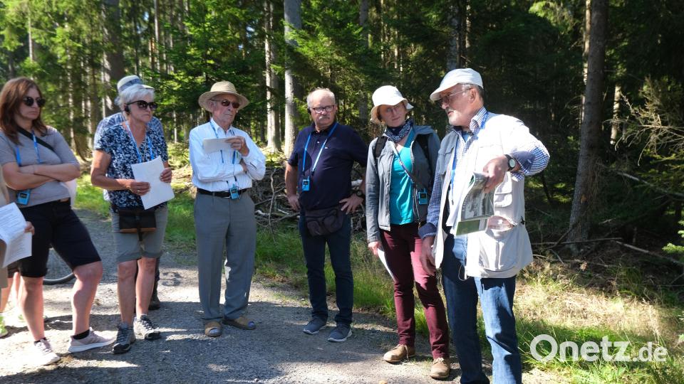Zu jedem Haus aus dem verschwundenen Lohhäuser zeigte Professor Karl Schneider (rechts) eine Fotografie. So veranschaulichte er den Teilnehmern, wie der Ort einst ausgesehen hat. Bild: Barbara Habel/exb