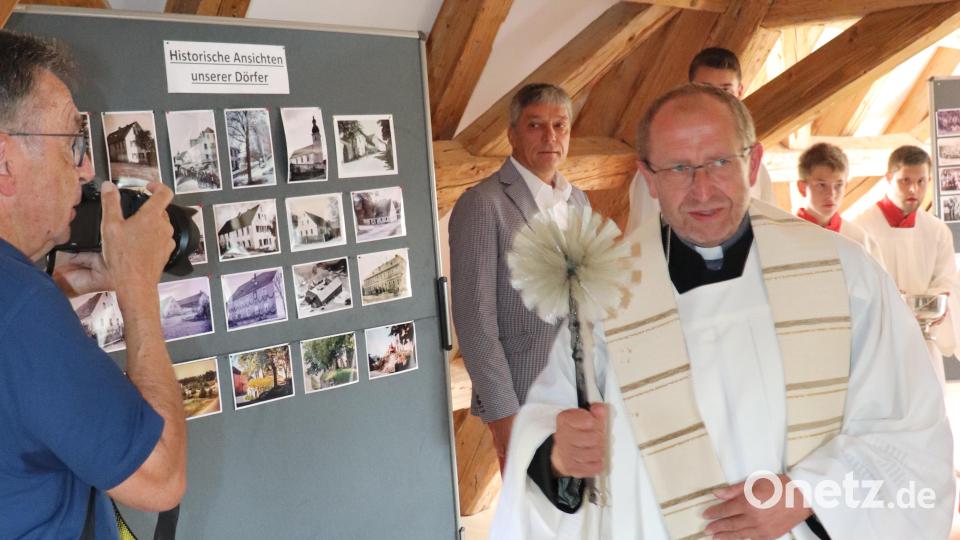 Pfarrer Thomas Thiermann führte die Segnung des sanierten Hauses durch. Mitglieder der Kirchenverwaltung und der Gemeinde begleiteten ihn bei der Segnung durch das Gebäude. Bild: flt