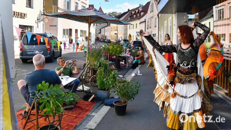 Einfach nur dasitzen oder zur selbst gemachten Musik tanzen – der internationale Parking Day machte es am Freitag auch in Amberg möglich. Bild: Petra Hartl