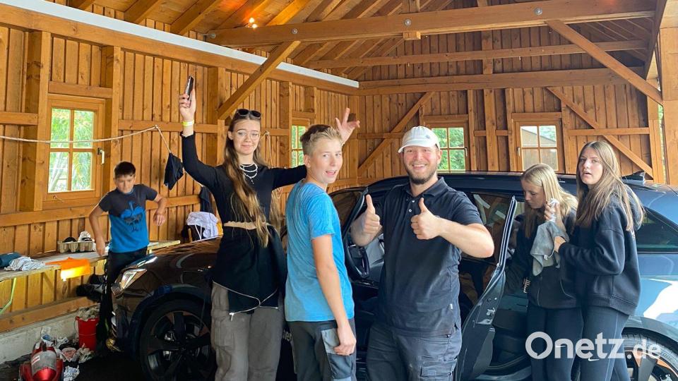Trotz hohem Arbeitsaufkommen hatten die Ministranten Spaß bei ihrer Autowasch-Aktion. Im Bild (von links) Leonhard Wildgans, Julia Gleißner, Benedikt Wildgans, Johannes Wein, Emily Grüner und Karolina Beer. Bild: Ina Preisinger/exb
