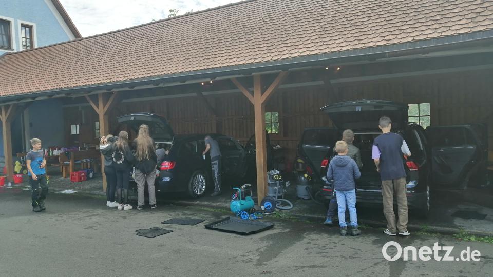 Beim Feuerwehrhaus in Beidl wurde die Autowasch-Aktion der Ministranten durchgeführt. Das Bild zeigt die zwei Teams, die für die Innenreinigung zuständig waren: (von links) Leonhard Wildgans, Emily Grüner, Karolina Beer, Julia Gleißner, Veronika Beer (im Kofferraum), Florian Wildgans, Michael Lindner, Jakob Lindner und Paul Gleißner. Bild: Johannes Wein/exb