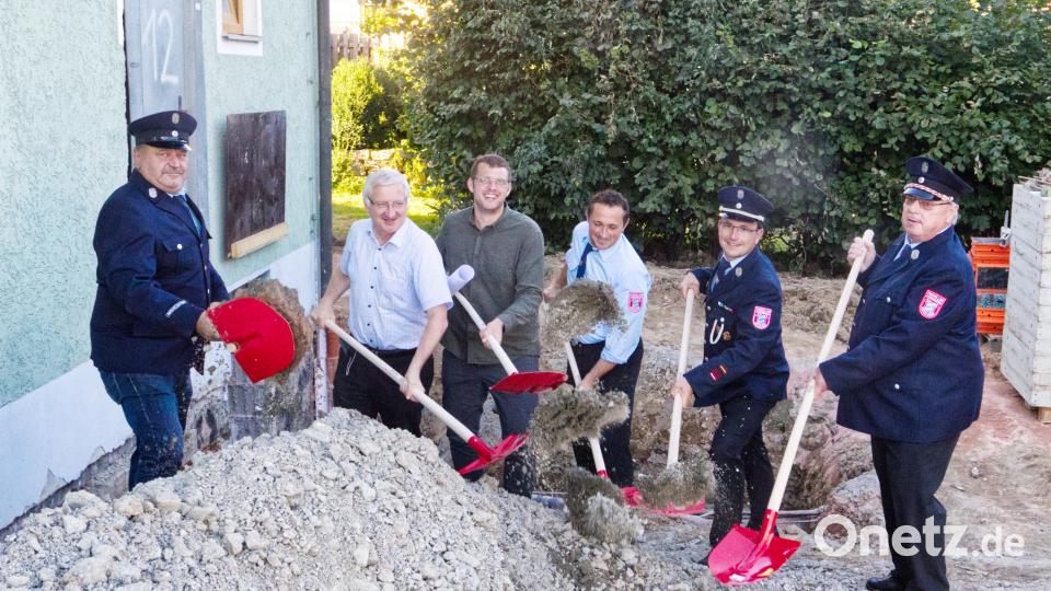 Spatenstich zum Anbau des Feuerwehrhauses: Auf dem Bild (von links) Zweiter Vorsitzender Franz Wenning, Bürgermeister Johannes Reger, Bauamtsleiter Sebastian Kraus, Kommandant Rudi Schinner, Zweiter Kommandant Manuel Köllner und Vorsitzender Willi Kraus. Bild: njn