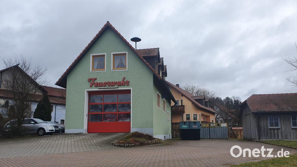 Die Feuerwehr Wetzldorf beabsichtigt die Erweiterung des bestehenden Feuerwehrgerätehauses. Hier soll ein neuer Fahrzeugstellplatz entstehen. Archivbild: kaz