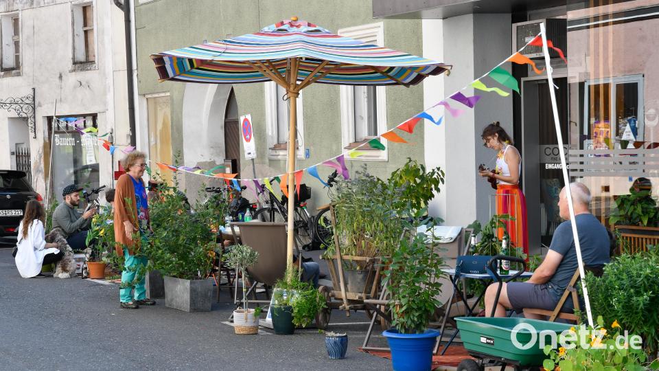 Ein Sonnenschirm, ein paar Grünpflanzen, ein paar Stühle – schon wird es gemütlich in der Oberen Nabburger Straße in Amberg. Bild: Petra Hartl