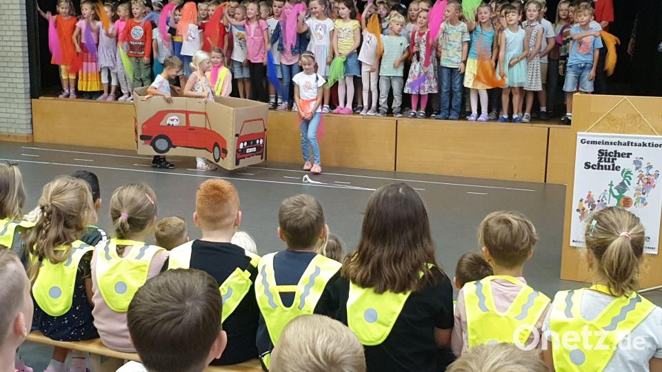 Zur Begrüßung gab es eine Darbietung der Kinder. Bild: Grundschule Kümmersbruck/Högl
