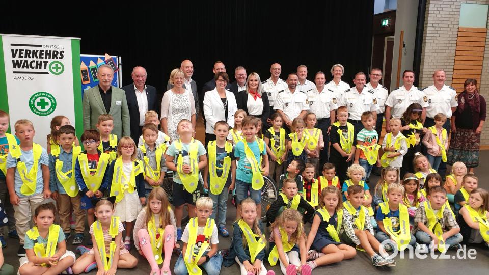 Gernot Schötz (hinten links), daneben Bürgermeister Roland Strehl mit den Kindern, Lehrern und Ehrengästen. Bild: Grundschule Kümmersbruck/Högl